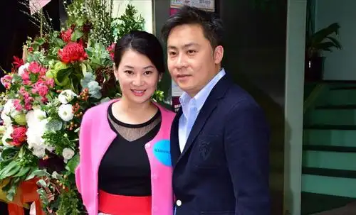 邵美琪罕见露面,现身上亿元豪宅素颜状态佳,情路坎坷56岁仍未婚