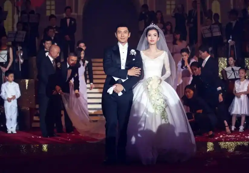 2015年,黄晓明花费近两亿元,为杨颖打造了一场终生难忘的梦幻婚礼.