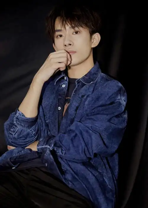 易烊千玺二三逢时戢鳞风起