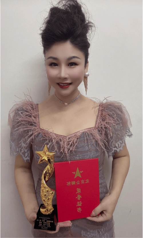 华语女歌手李琦凭借歌曲《回到可可托海去》荣获北京"公卿杯"奖