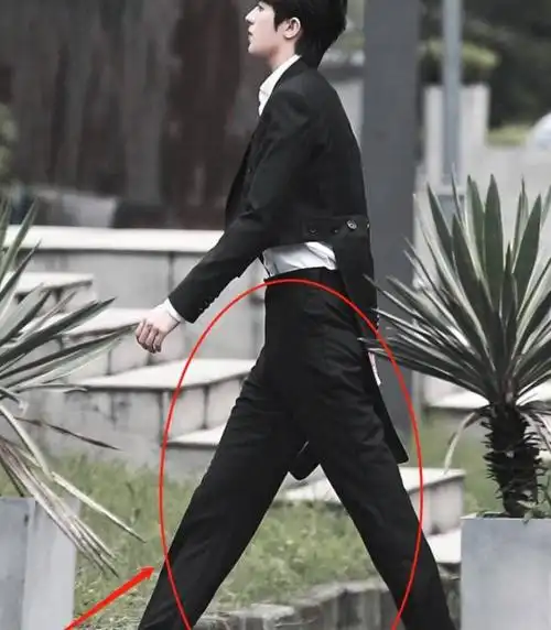 蔡徐坤站天台边玩水枪路人镜头不开美颜这腿长确定是真实的