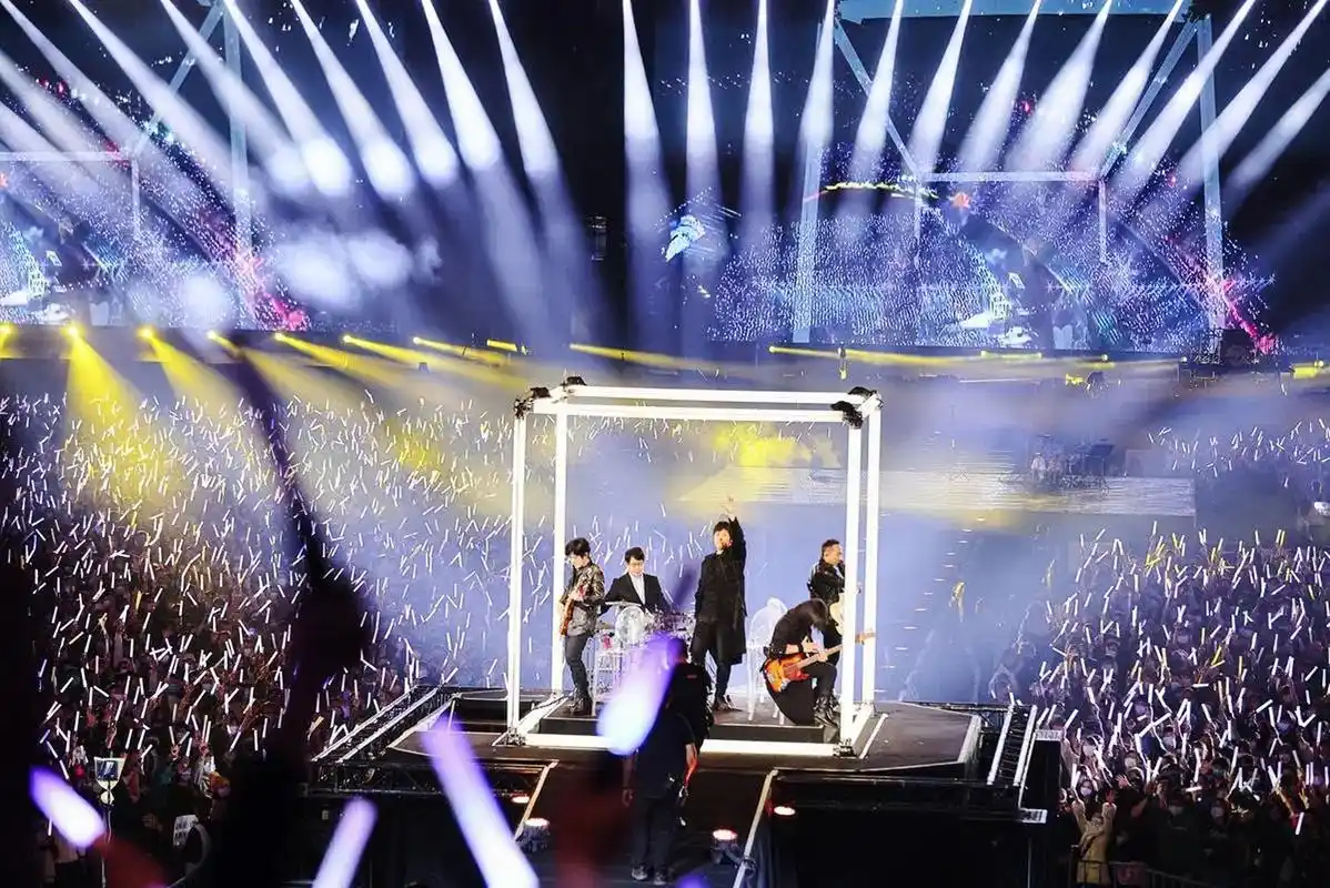 五月天的演唱会邀请华晨宇当嘉宾 现场粉丝却大喊"张碧晨"