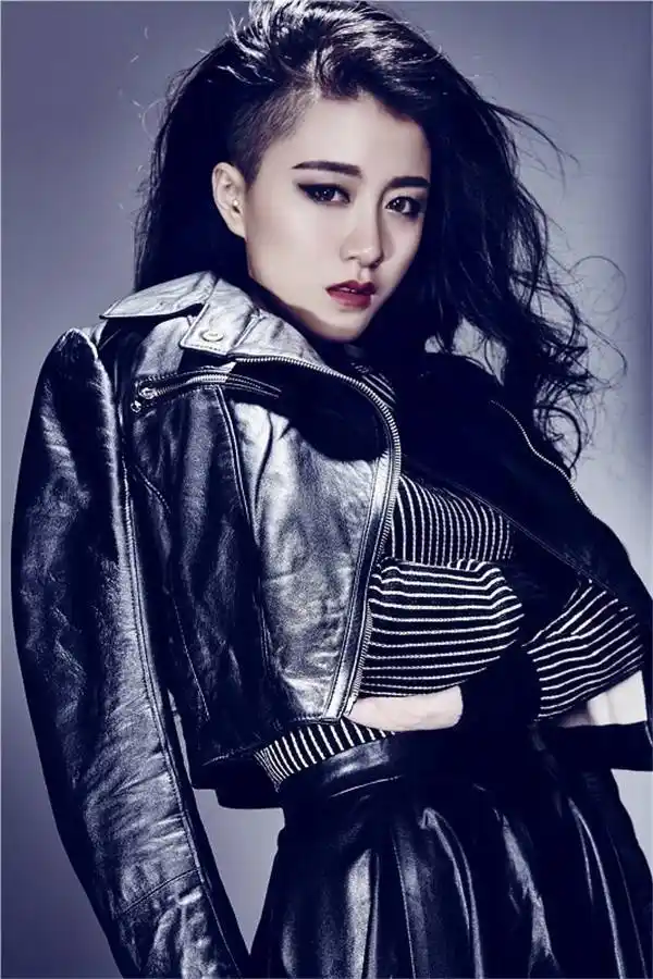 李嘉格是来自辽宁盘锦的东北姑娘,昵称"格格",毕业于沈阳音乐学院流行