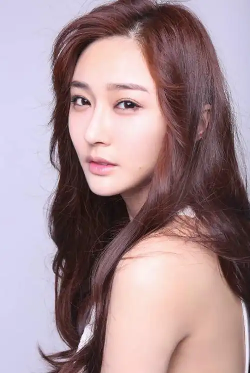 >陈冰(chen bing),1990年5月1日出生于吉林省延吉市,中国流行乐女歌手