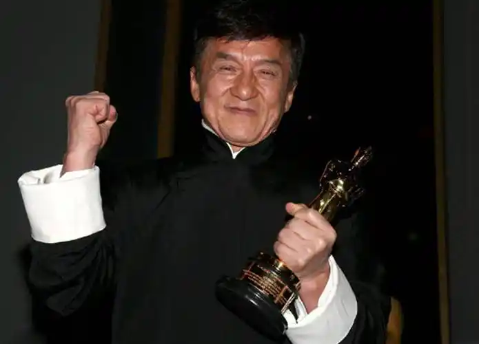 成龙获得奥斯卡2016年19月12日,成龙在国外电影艺术和科学学院举办的