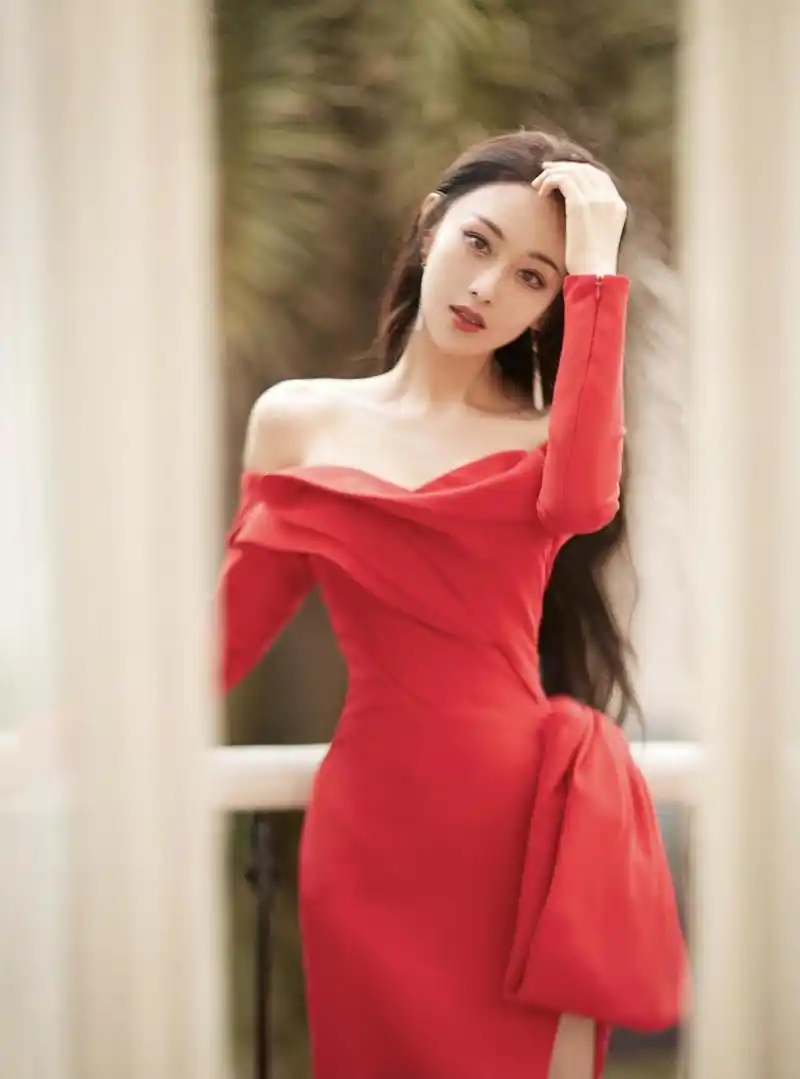 婚后的张馨予仍然很高调,红色连衣裙妩媚动人,"葫芦身材"惊艳