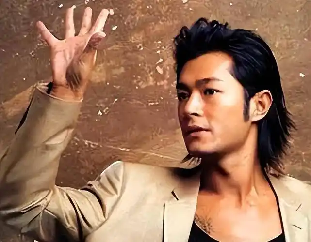 娱乐圈留长发的5位"港风男神",谢霆锋郑伊健痞帅,却输给了他_古天乐