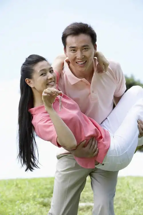 丈夫,妻子,公园,站,笑,微笑,竖图,室外,正面,侧面,仰视,满意,幸福