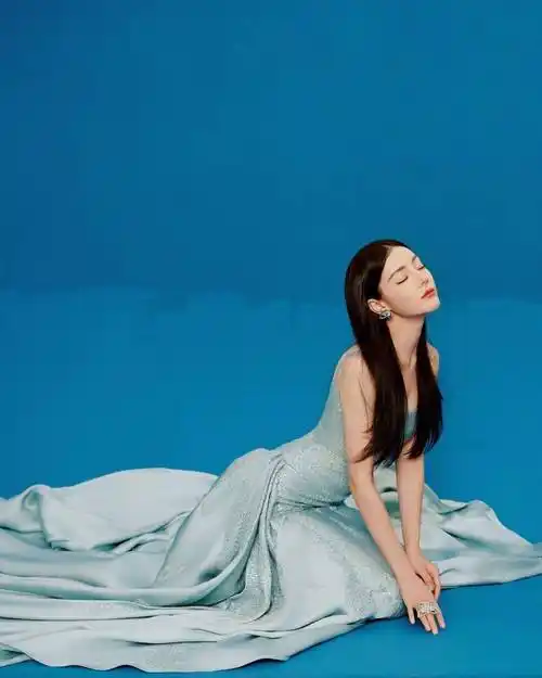 《迪丽热巴的蓝色人鱼公主造型:优雅与魅力的完美展现》_连衣裙_颜色