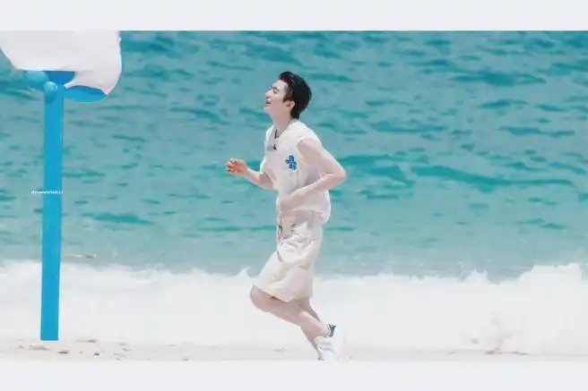 蔡徐坤在三亚穿羽绒服