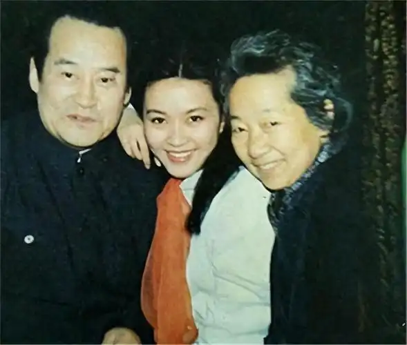 回顾方舒一婚嫁陈国星二婚嫁小10岁屠洪刚被抛弃65岁苍老难辨