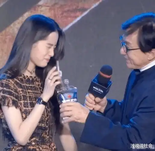 看到成龙为难欧阳娜娜,网友:难怪吴京警告女生不要进娱乐_时候_因为