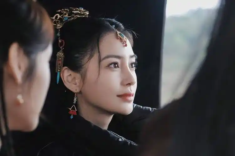 获小海绵探班后,baby专注事业受期待,古装造型超惊艳