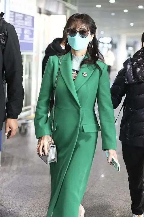 赵雅芝依旧惊艳,绿色大衣配毛衣优雅温婉,气质感好强|减龄|穿搭|打底