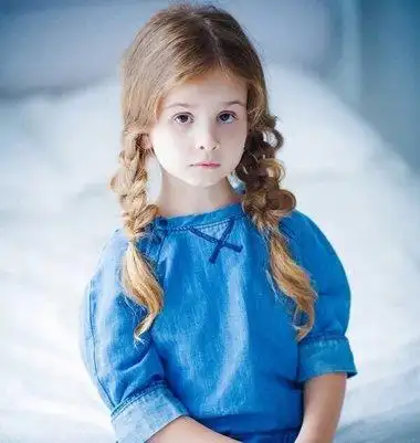 发型diy 韩式编发 >> 怎样梳编鱼骨辫子 四股鱼骨辫编发图解(2)[儿童