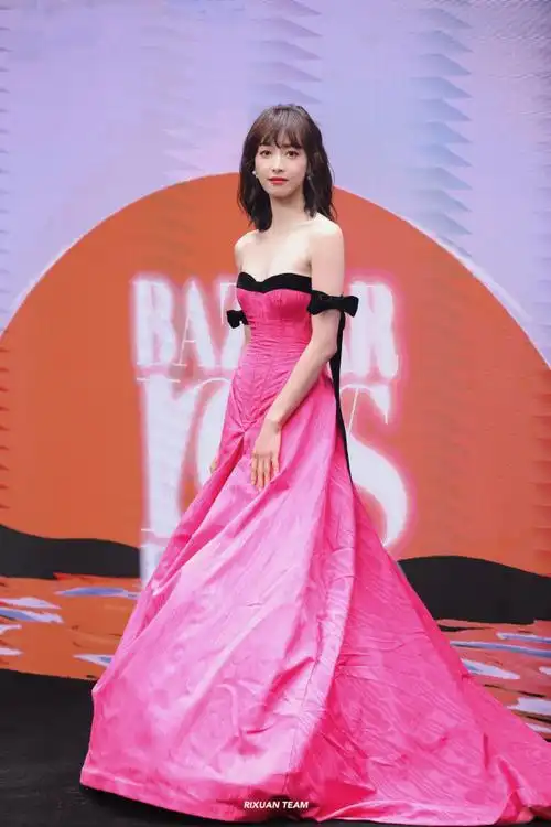 宋茜玫瑰粉裙##时尚芭莎红毯