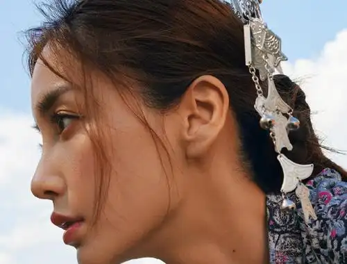 杨颖新封面图曝光,六种身份体验岛民生活,这颜值我没眼花吧?