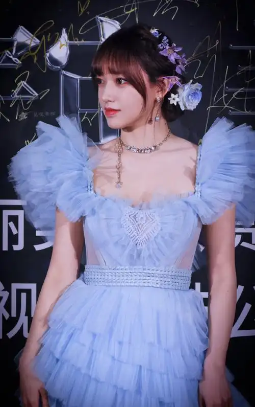 程潇冰雪蓝空气感纱裙