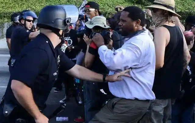 黑人乘客被当街枪杀!因"不配合检查",警察直接拔枪朝车内乱射