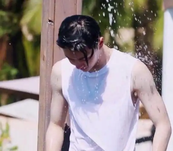 男星肌肉:王俊凯意外,王一博诱惑,看到他:如何成为你女友