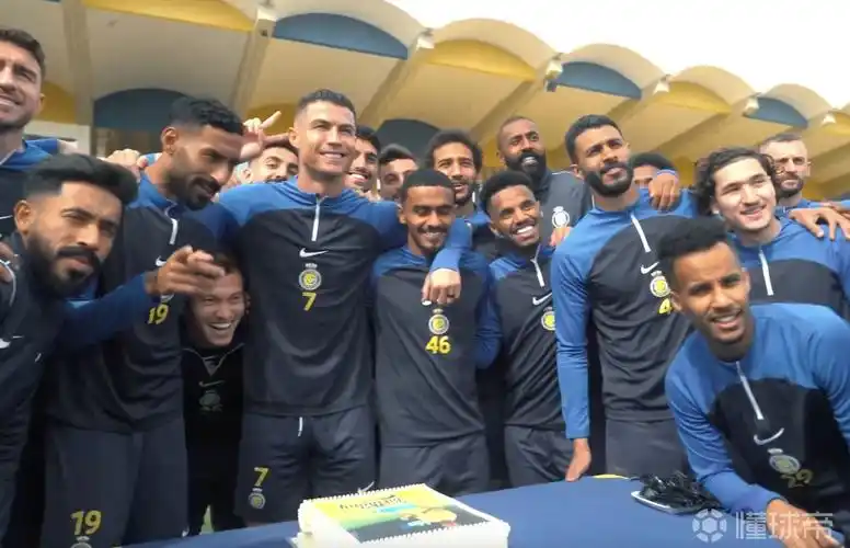 39岁生日快乐!利雅得胜利全队为c罗庆生