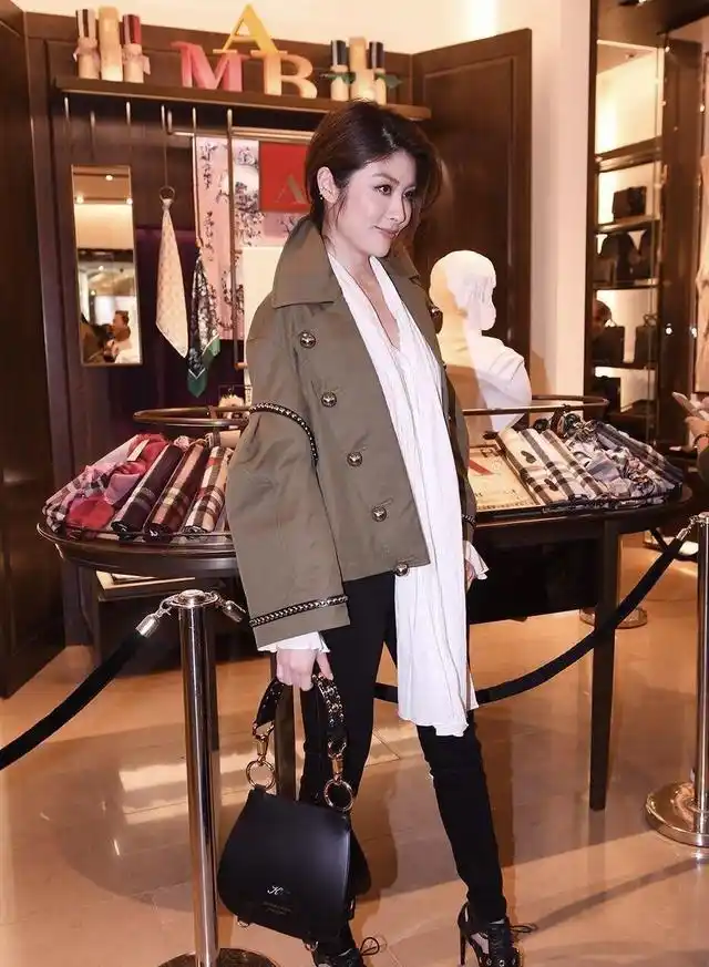 陈慧琳很有"贵妇"气质范,身穿白色衬衫搭配黑色吊带裙,美腻了