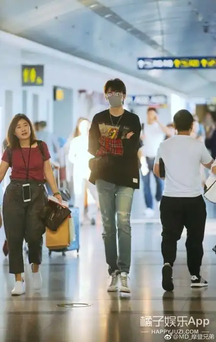 他已经红到有狗仔跟拍了?