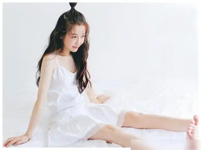 虞书欣晒卧室照穿睡衣无意凹出罗马脚意外美成直男心头爱