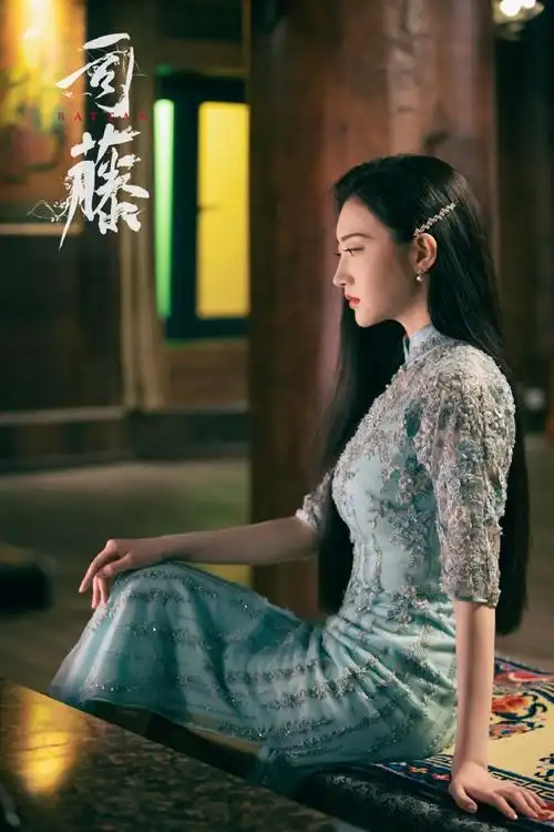 景甜  旗袍下的身姿,婀娜多姿,仿佛江南水乡中的一叶扁舟,轻轻摇曳.