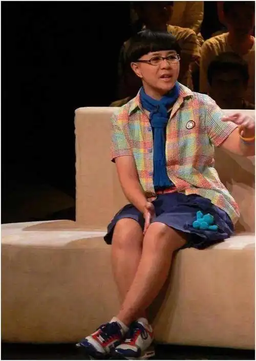 与一些颜值高身材好的女主持人不一样,刘纯燕从来不在乎自己的外在