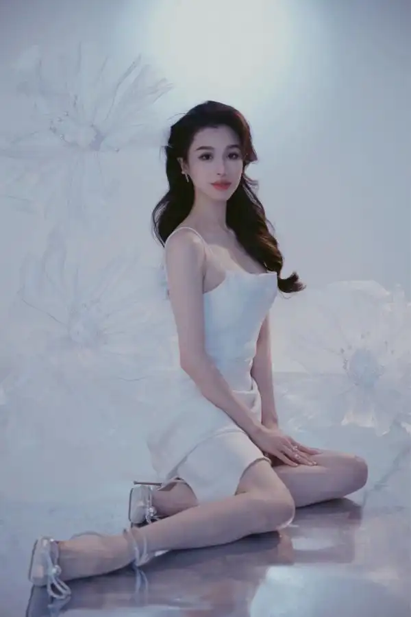 照片中的葛天,宛如女神降临,绝美的容颜,衬托出她绝佳的气质.