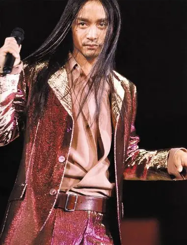 当初张国荣因为演唱会里的长发造型受到质疑而很不开心