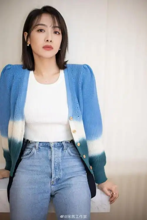 组图:宋茜渐变蓝毛衣显清新 抱"榴莲花束"笑容灿烂