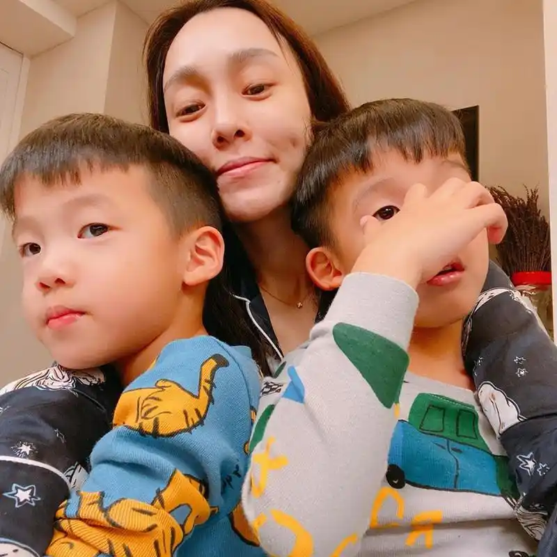范玮琪晒与儿子合照 飞飞翔翔呆萌可爱极像陈建州