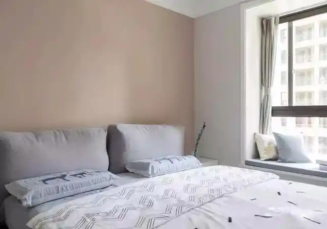 主卧用温馨的豆沙红表达空间情绪,从色彩到细节,将心境转换