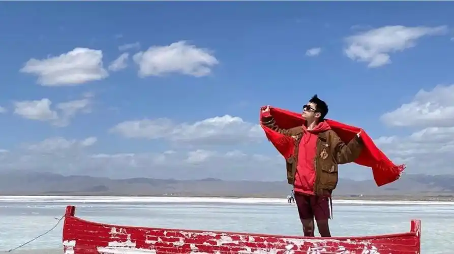 『禁二改&商用&抹logo&制作应援物,出处微博易烊千玺ins』