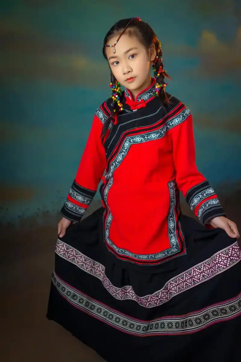 拍了一组名族风十二岁的小美女