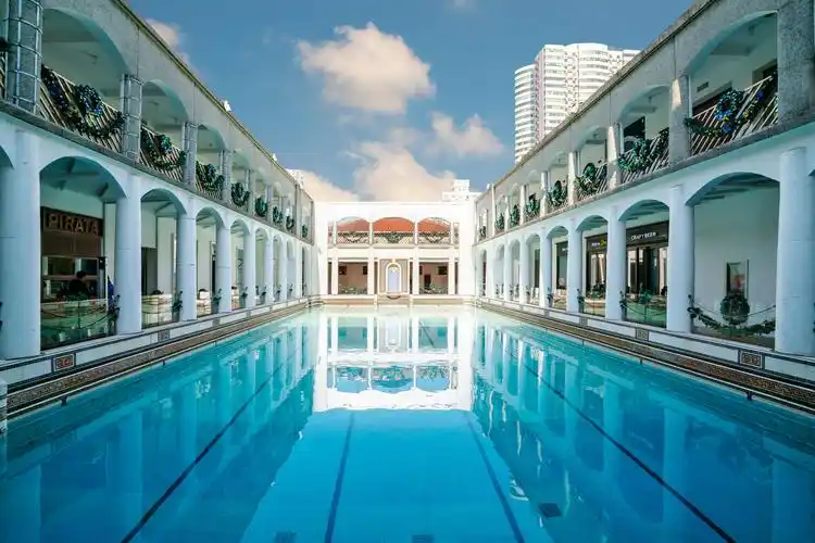 老建筑里的泳池