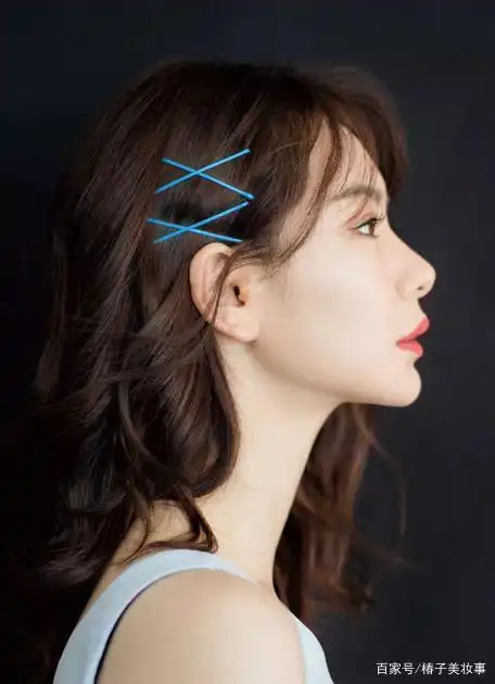 35岁戚薇才是"时尚圈"的高级玩家!戴女儿发夹秀可爱,气场十足