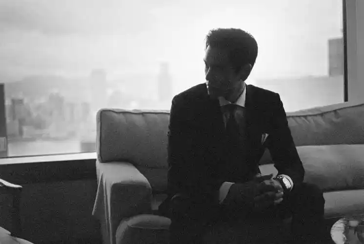 彭于晏最新光影大片曝光黑白色调尤显质感