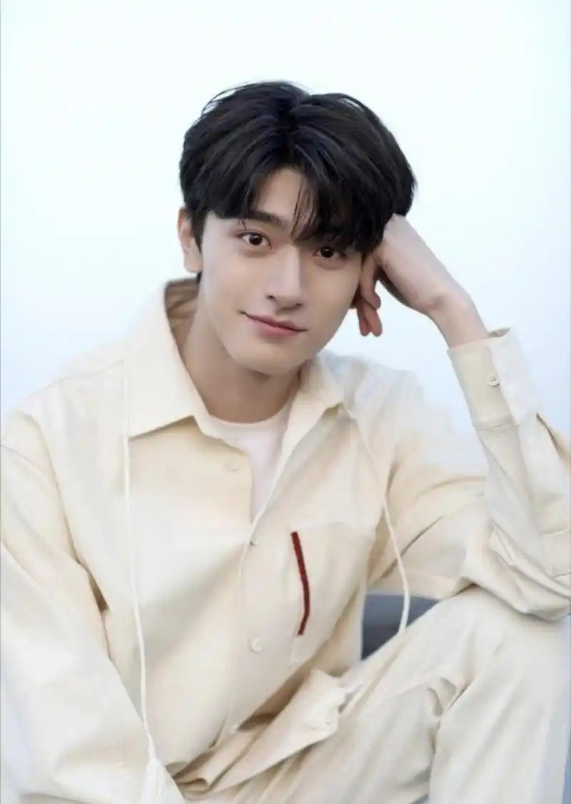 林一深夜发长文 中国演员林一在深夜发表的长文中,向粉丝们表达了他的