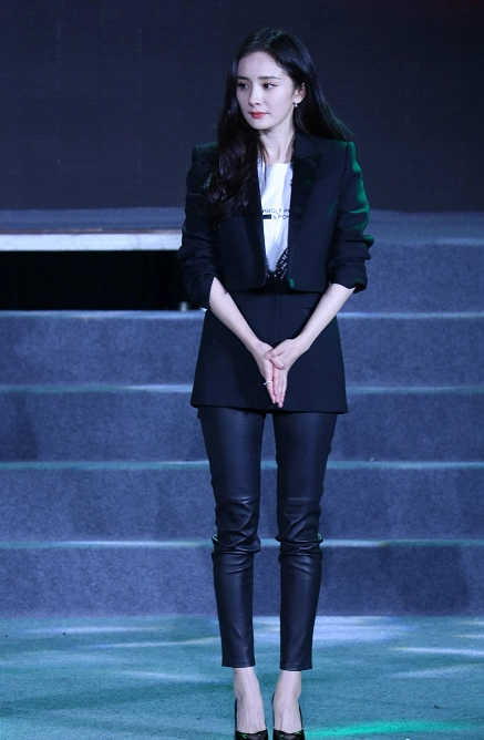 杨幂离婚后首次亮相,西装皮裤惹眼!网友:注定是要做女强人了!