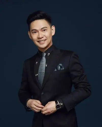 当红主持人约你看直播!_戴眼镜