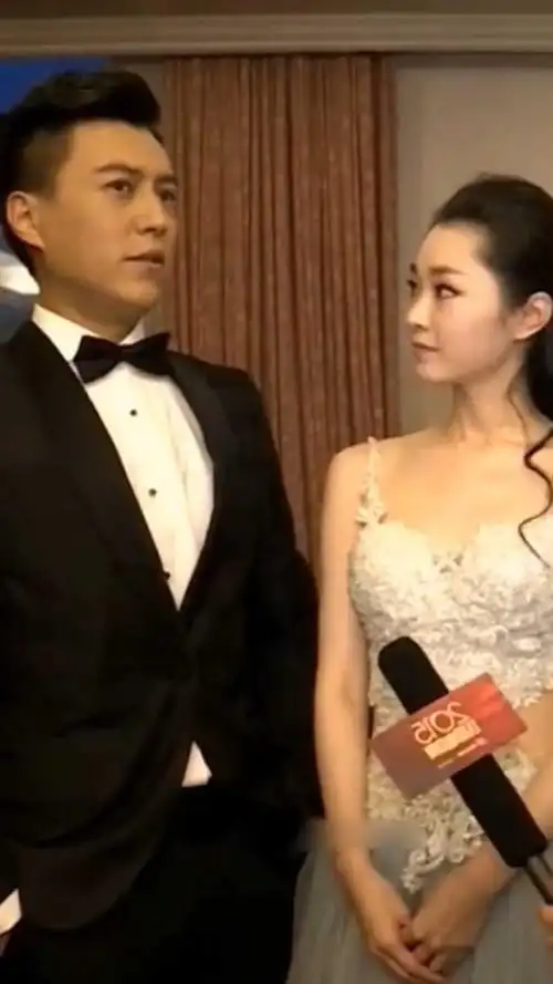 宋轶参加聚会得知靳东也在,一路小跑前去打招呼合影,曾害羞说靳东是她