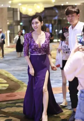 秋瓷炫穿深v开叉连衣裙高调现身活动,网友:蒙眼不敢看!