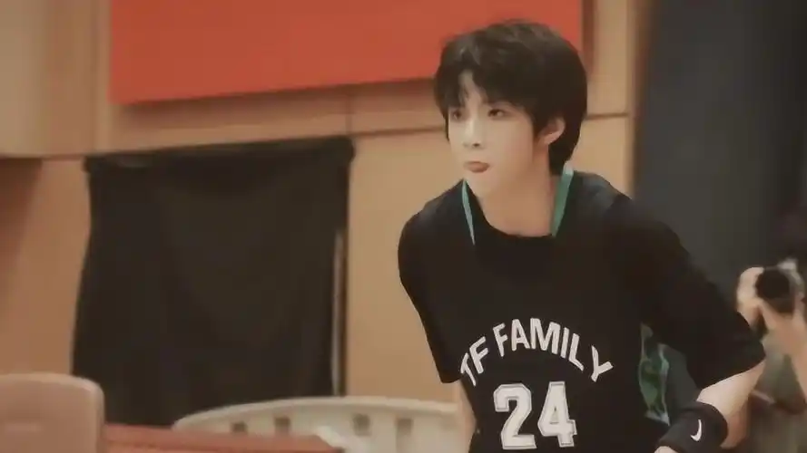 tf家族刘耀文打篮球好帅啊现场女生持续尖叫