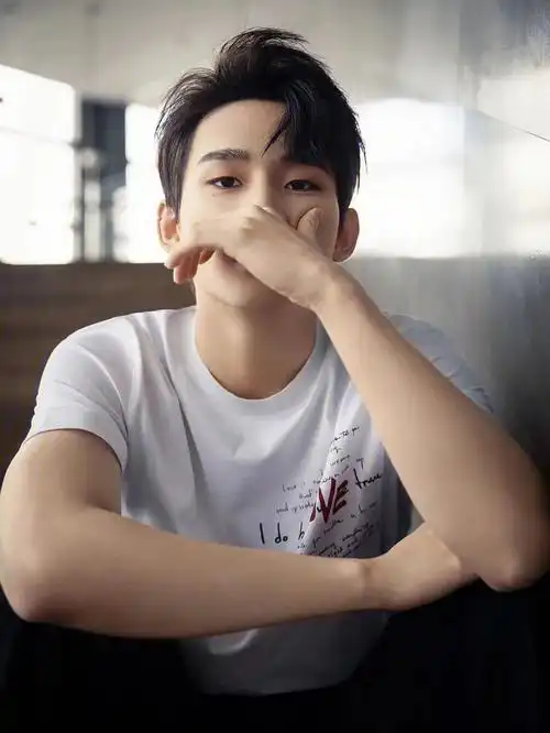 人气歌手姚琛身着杰尼亚 #zegnafw21 七夕love限定系列,以个性短袖