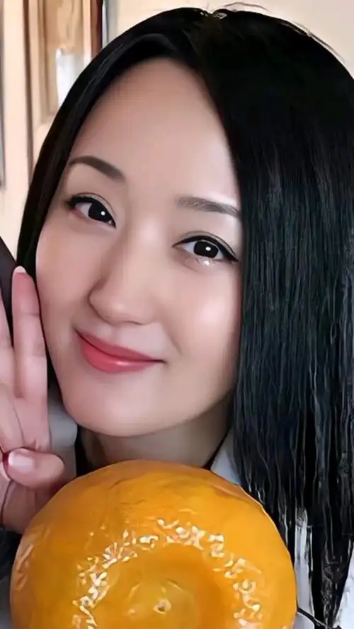 美女明星#杨钰莹,1971年5月11日出生于中国江西省南昌市,本名杨岗丽