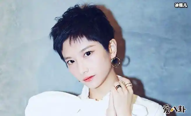 苏妙玲从参赛起一直都是清新的短发造型.