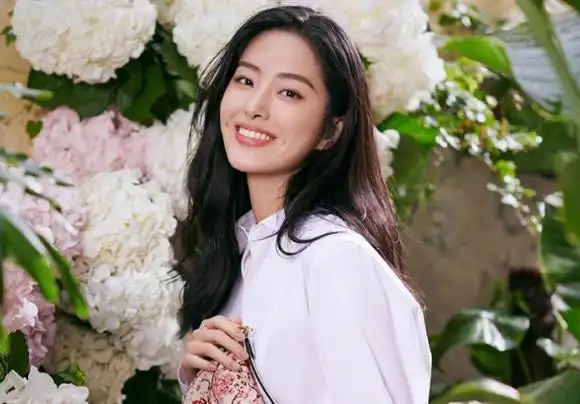 杨采钰-杨采钰个人资料及图片杨采钰简介年龄身高八卦-小薇女性时尚